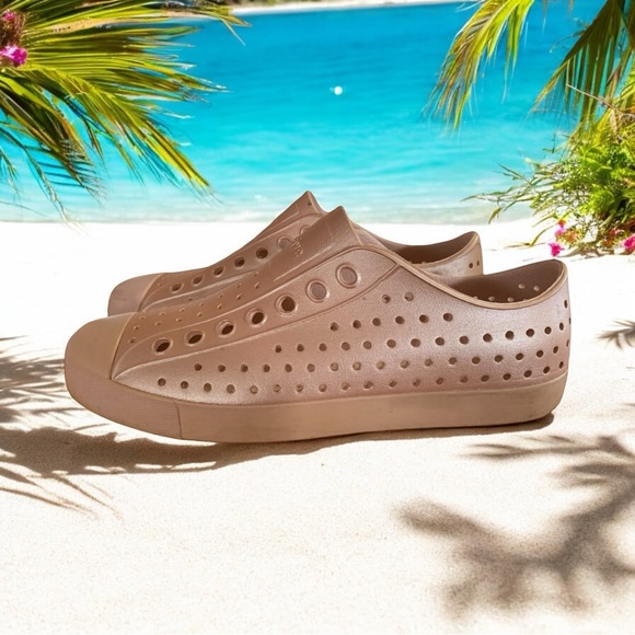 Unisex NATIVE Jefferson Metallic Malta Pink Shoes Size Men 6 Women 8 - Picture 1 of 11
